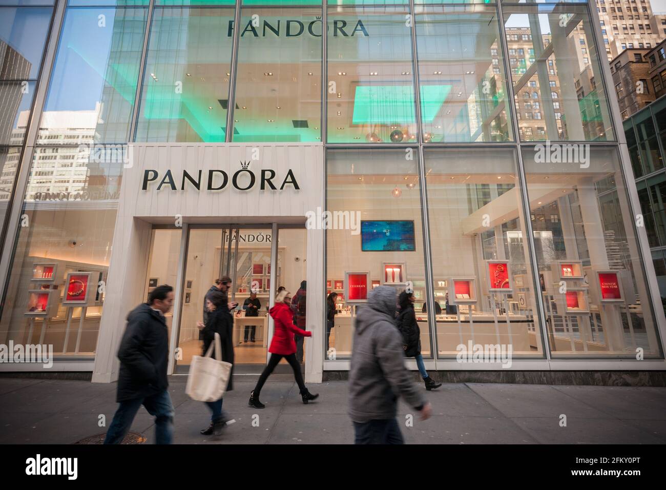 New York, USA. Januar 2017. Ein Geschäft der Pandora Schmuckkette in Midtown in New York am Mittwoch, den 25. Januar 2017. Pandora, ein dänisches Unternehmen, ist vor allem mit ihren Charme Armbänder verbunden. Pandora geht es Berichten zufolge in China gut. Angesichts der Abschwächer der Luxusausgaben in China spricht Pandora eine jüngere Bevölkerungsgruppe mit weniger verfügbarem Einkommen an. (Foto von Richard B. Levine) Quelle: SIPA USA/Alamy Live News Stockfoto