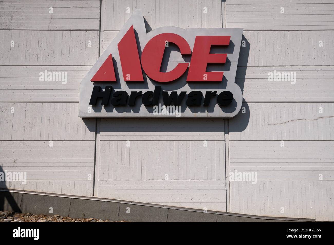 Washington, USA. Mai 2021. Eine allgemeine Ansicht eines Ace Hardware-Logos in Washington, DC, am Dienstag, den 4. Mai 2021, Inmitten der Coronavirus-Pandemie. Da der 7-Tage-Durchschnitt der bestätigten COVID-19-Fälle in Amerika zum ersten Mal seit Oktober unter 50,000 gesunken ist, sind die bestätigten Fälle und Todesfälle in Indien astronomisch gestiegen. (Graeme Sloan/Sipa USA) Quelle: SIPA USA/Alamy Live News Stockfoto