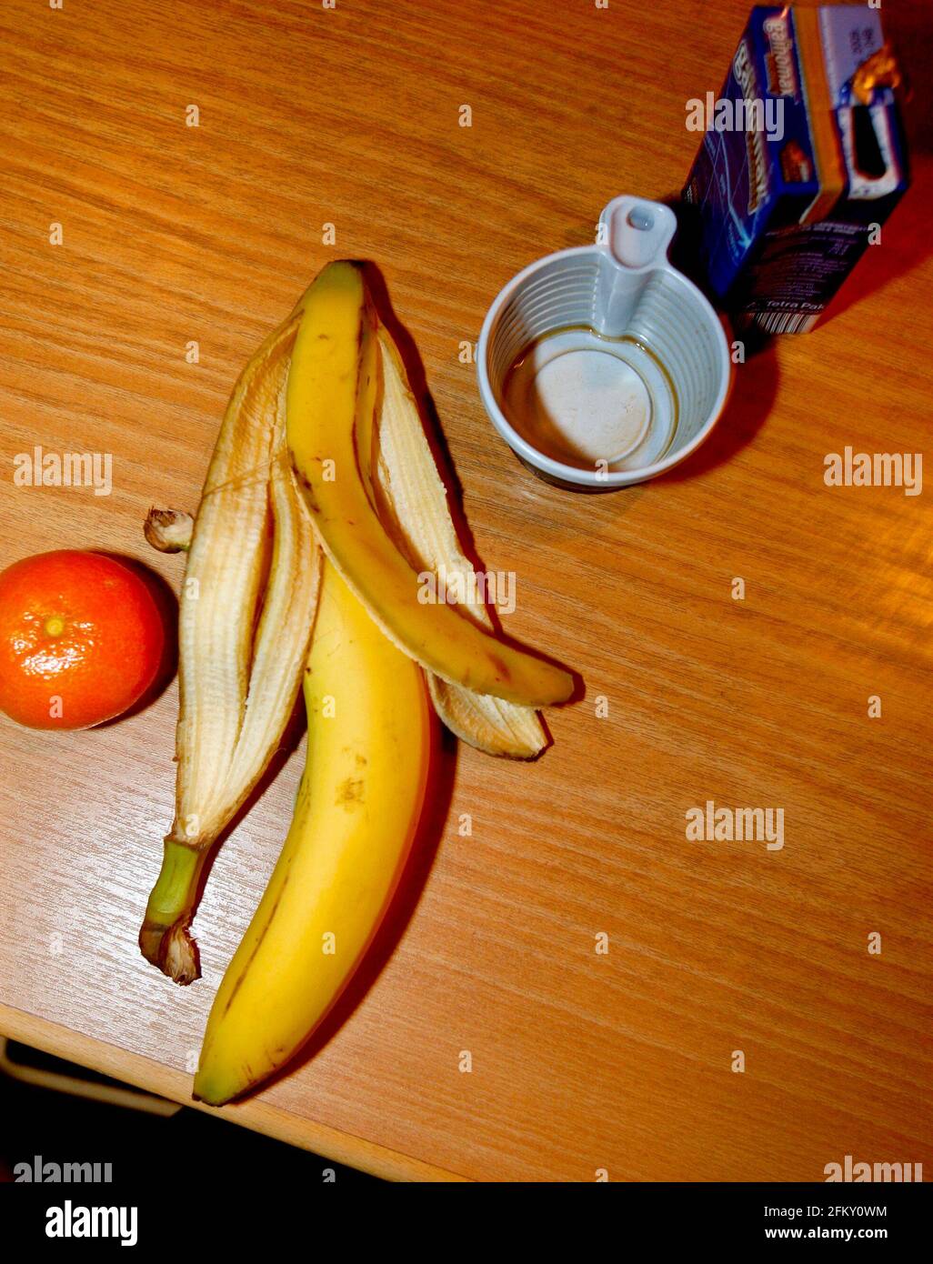 Die Tanzband Blender spielt vor tanzenden Paaren im Ljungsbro Folkets Park, Linköping, Schweden. Bananenschale, Clementine und eine leere Kaffeetasse im Zimmer. Stockfoto