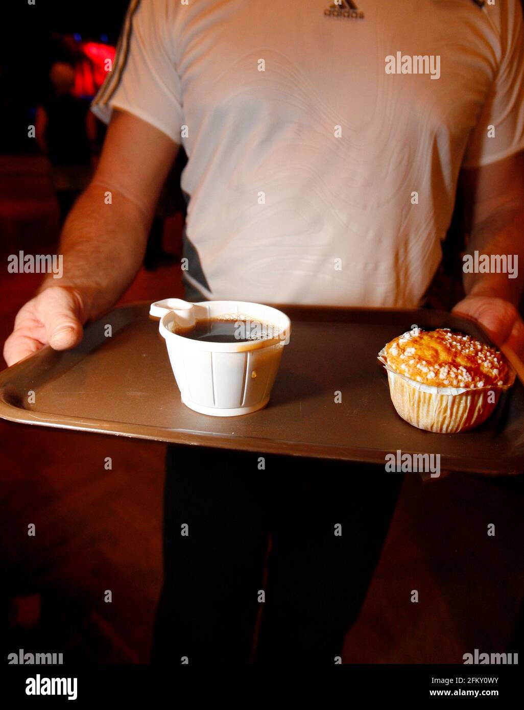 Die Tanzband Blender spielt vor tanzenden Paaren im Ljungsbro Folkets Park, Linköping, Schweden. Jemand macht eine Pause, um Kaffee zu trinken und ein Brötchen zu essen. Stockfoto