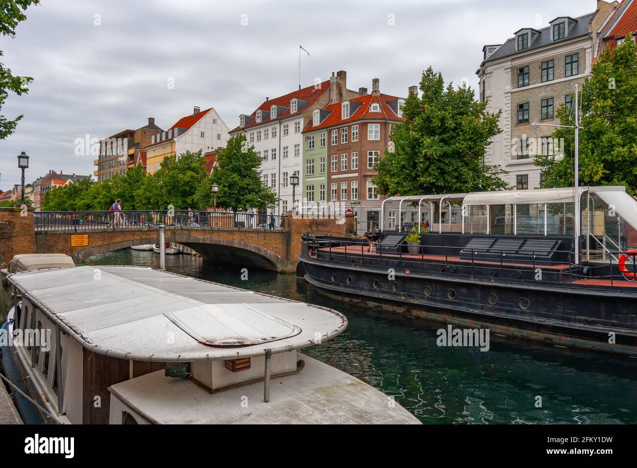 Einer der vielen Kanäle, die Kopenhagen mit den klassischen Booten pflügen, die als Restaurants oder für Touristen genutzt werden. Kopenhagen, Dänemark, Europa Stockfoto