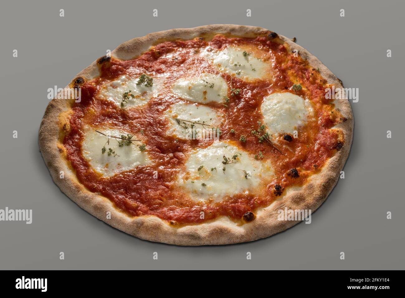 Pizza mit Tomatensauce und Mozzarella-Käse und Oregano isoliert Auf grauem Hintergrund Stockfoto