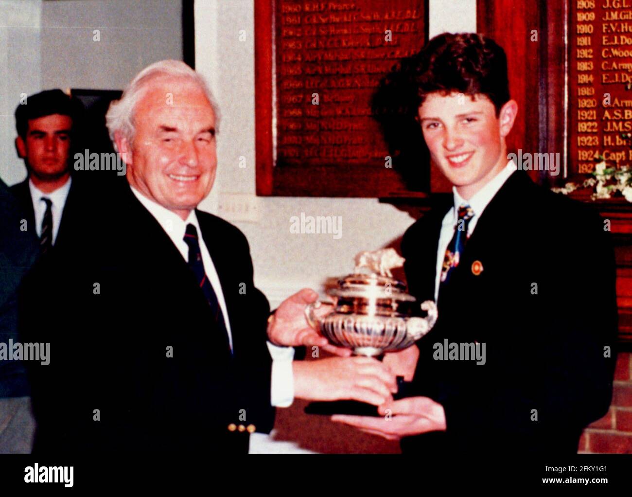 Justin Rose erhält die Hampshire Hog Trophäe von Club Captain David Best im North Hampshire Golf Club im Jahr 1995. PIC MIKE WALKER 1995 Stockfoto