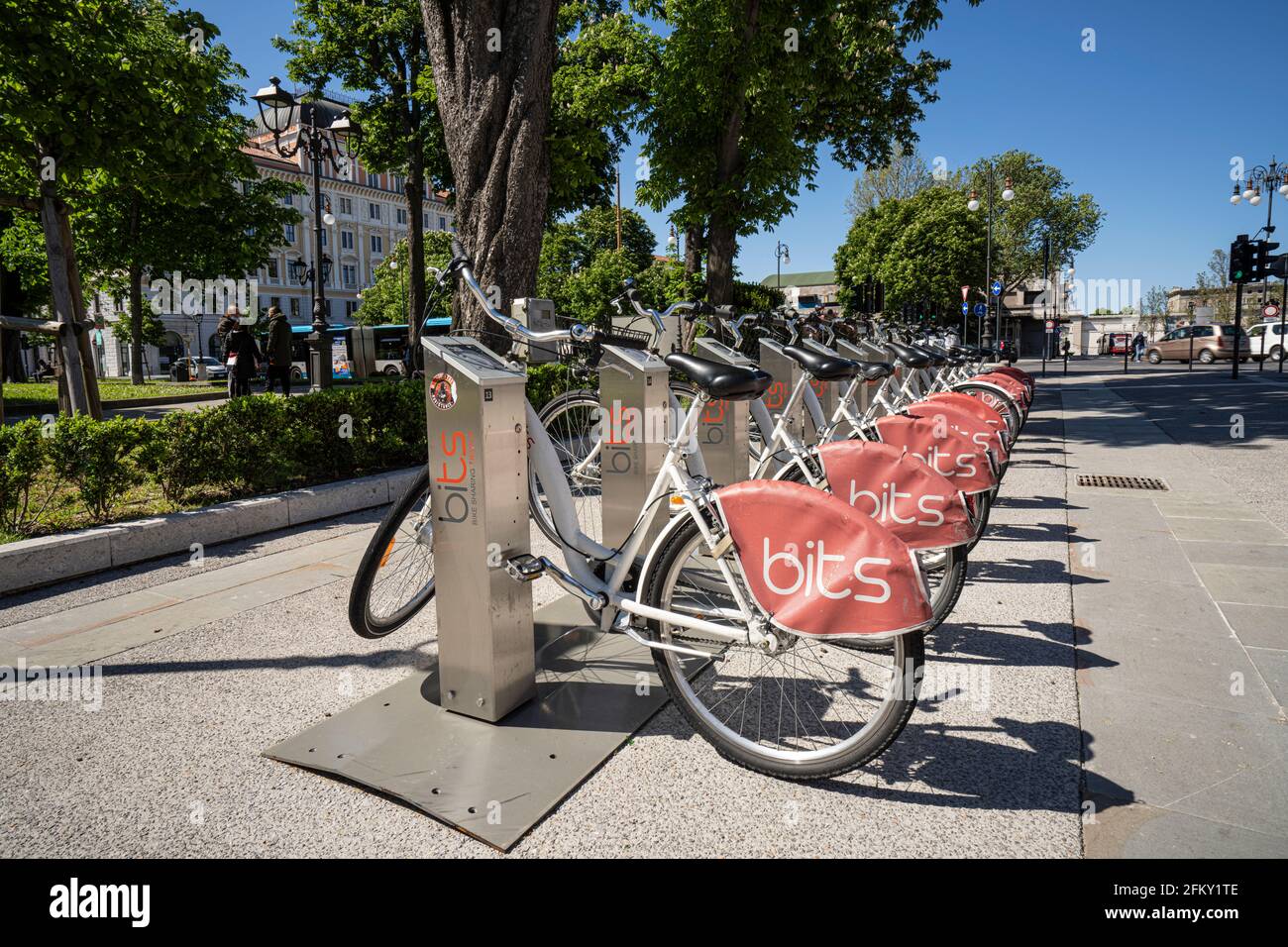 Triest, Italien. 3. Mai 2021. Einige Leihfahrräder auf einer Straße im Stadtzentrum geparkt Stockfoto