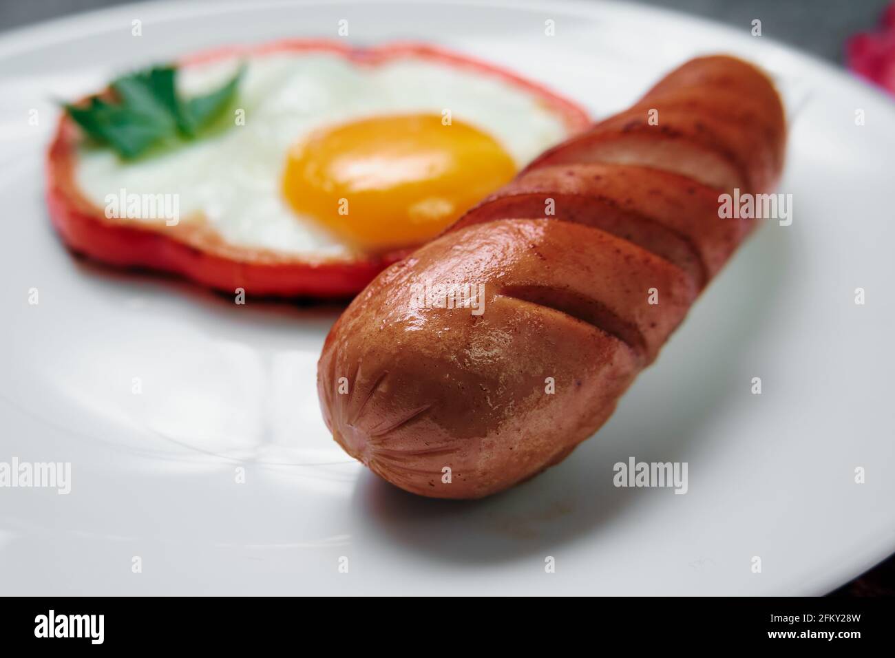Gebratenes Ei mit roter Paprika auf dem Teller. Stockfoto