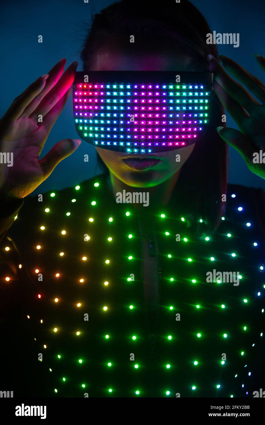 Portrait Mädchen in LED-Anzug auf schwarzem Hintergrund Stockfotografie -  Alamy