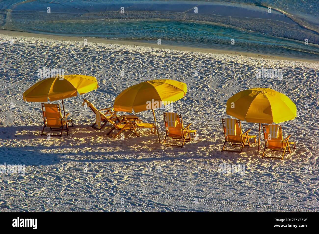 Reihe von Liegestühlen und Sonnenschirmen am Destin Beach, Florida Stockfoto