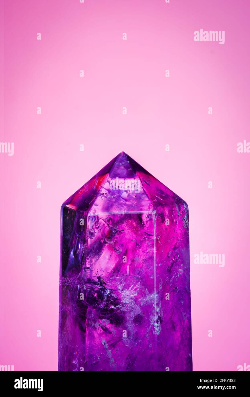 Amethyst leuchtend rosa lila bunten Hintergrund Stockfoto