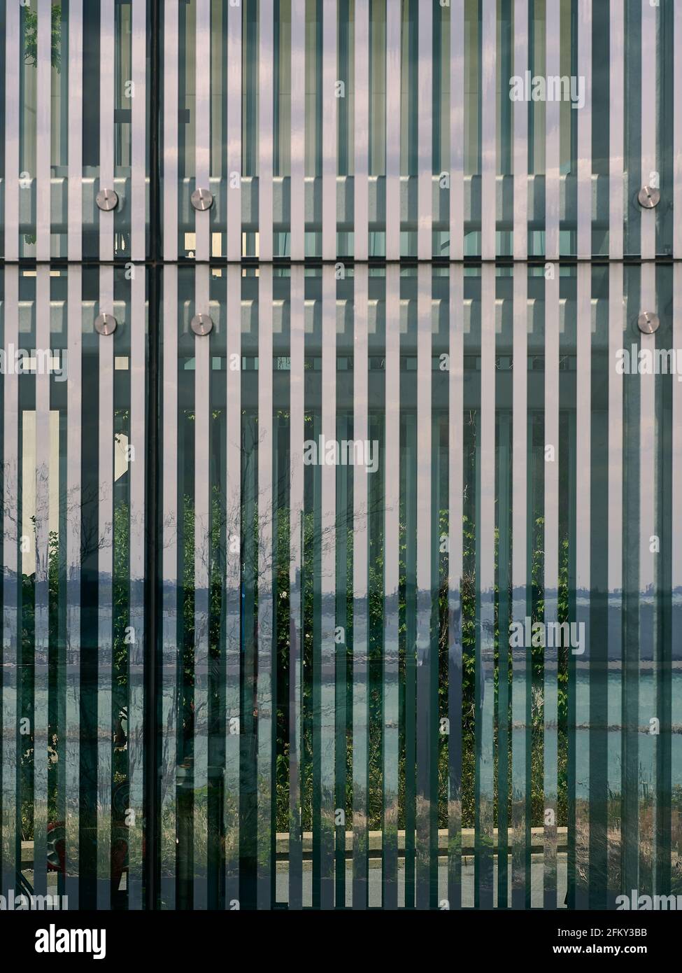 Blick auf die Stadt über dem Wasser durch Glas und Stahl Struktur Stockfoto