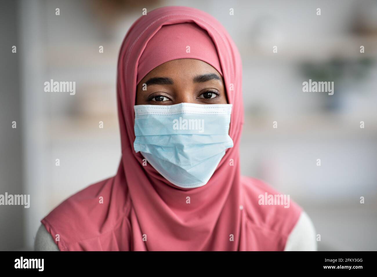 Pandemieporträt. Schwarze Muslimische Dame In Hijab Trägt Medizinische Schutzmaske Stockfoto