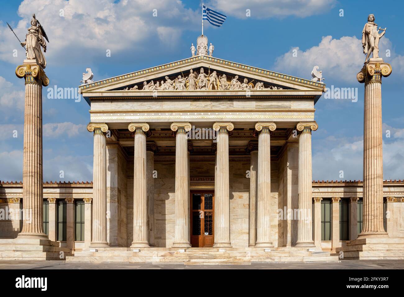 Athen, Griechenland. Fassadenansicht der Nationalen Akademie von Athen neoklassizistischen Gebäude mit dem Giebel zum Thema der Geburt der Göttin Athene Stockfoto