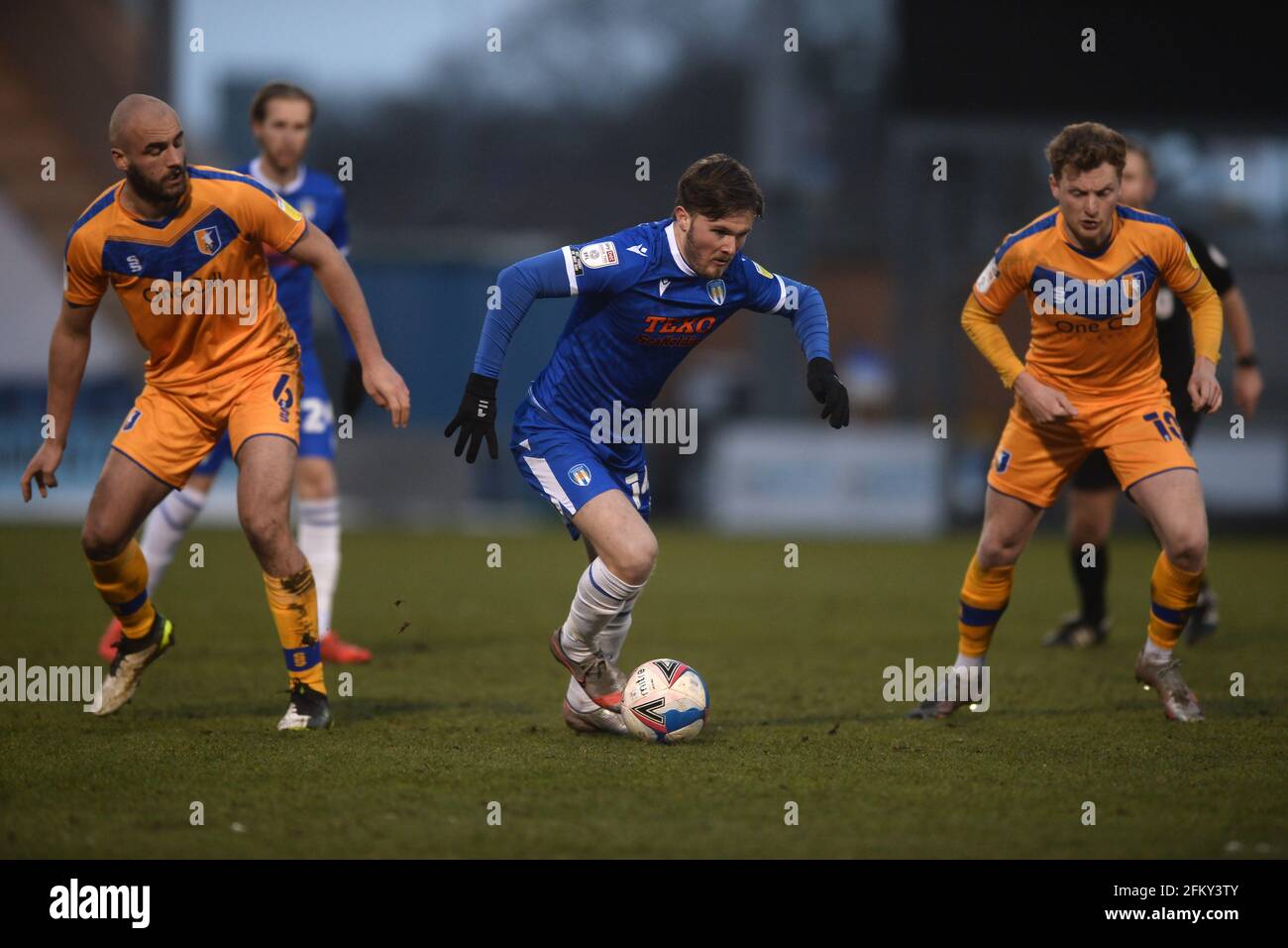 Noah Chilvers von Colchester United in Aktion mit Farrend Rawson (L) und George Maris (R) von Mansfield Town - Colchester United gegen Mansfield Town, Sky Bet League Two, JobServe Community Stadium, Colchester, Großbritannien - 14. Februar 2021 nur zur redaktionellen Verwendung - es gelten die Einschränkungen von DataCo Stockfoto