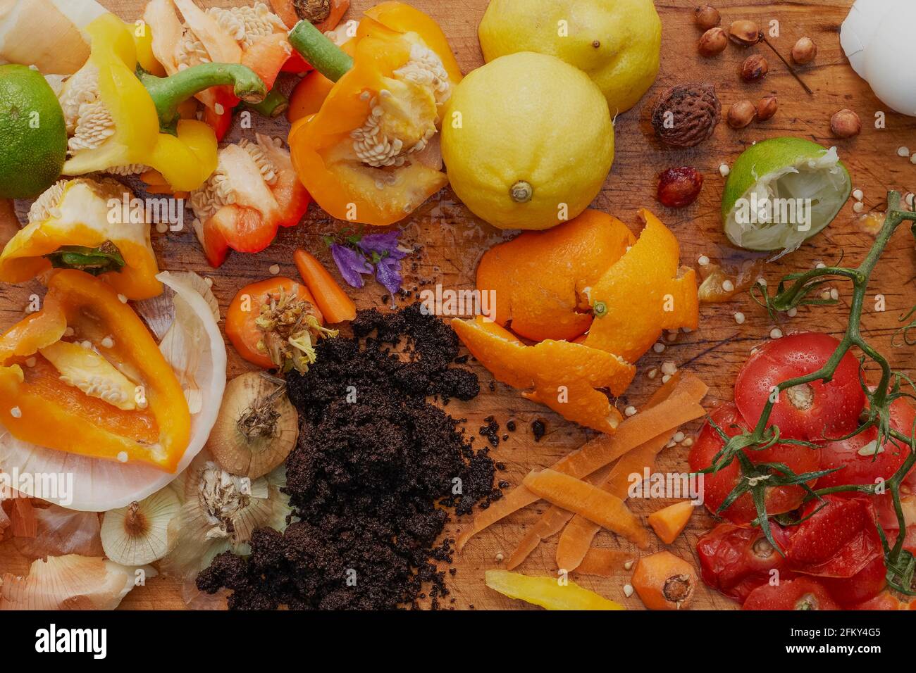 Eine Vielzahl von Früchten und vegetierbaren Küchenabfällen zum Kompostieren. Stockfoto