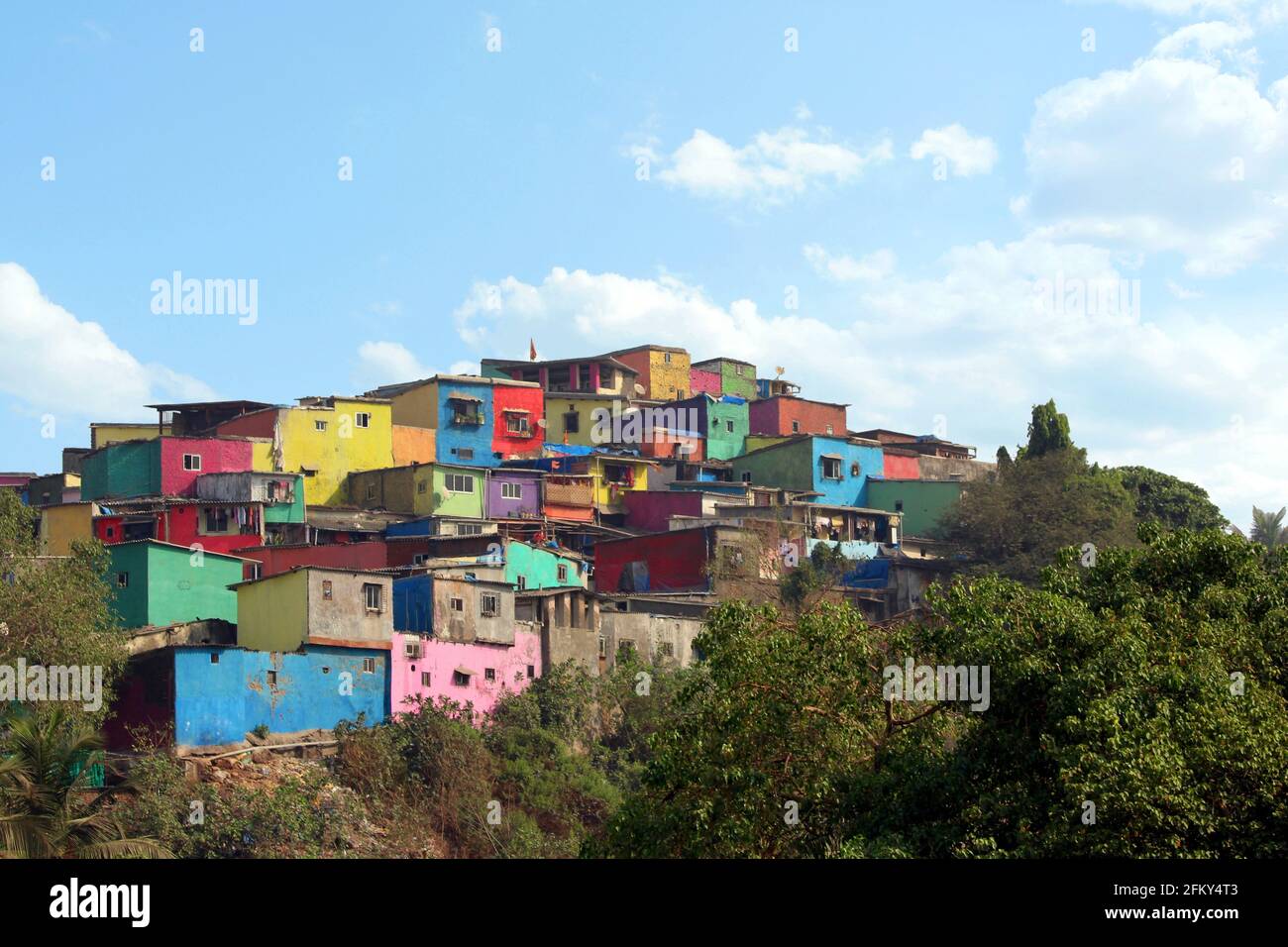 Asalpha Hügel mit einer Reihe von bunten Slums, Ghatkopar, Mumbai, Maharashtra. Deepya Reddy, Chal Rang De Online-Kampagne in diesem Slum. Stockfoto