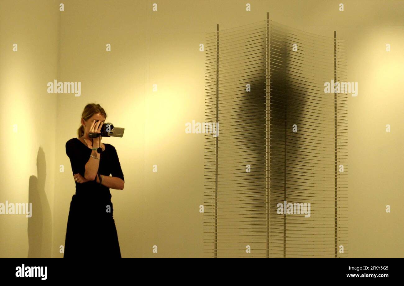 Marline Oliver's Arbeit mit dem Titel I Know You Inside Out Mai 2001 wird im Royal College of Art's Show 2001 gezeigt. Das Werk ist eine Rekonstruktion eines 39-jährigen verurteilten Mörders, der vor seiner Hinrichtung dazu überredet wurde, seine Leiche in 1871 Stücke zu spenden Stockfoto