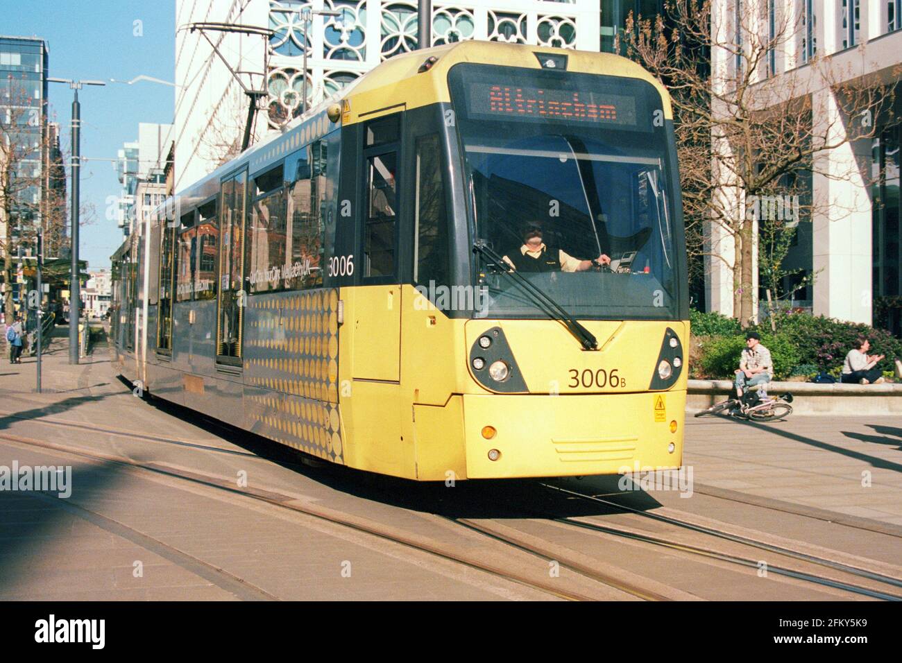 Manchester, Großbritannien - 3. April 2021: Eine Metrolink-Straßenbahn von Manchester (Bombardier M5000, Nr. 3006) am Petersplatz Stockfoto