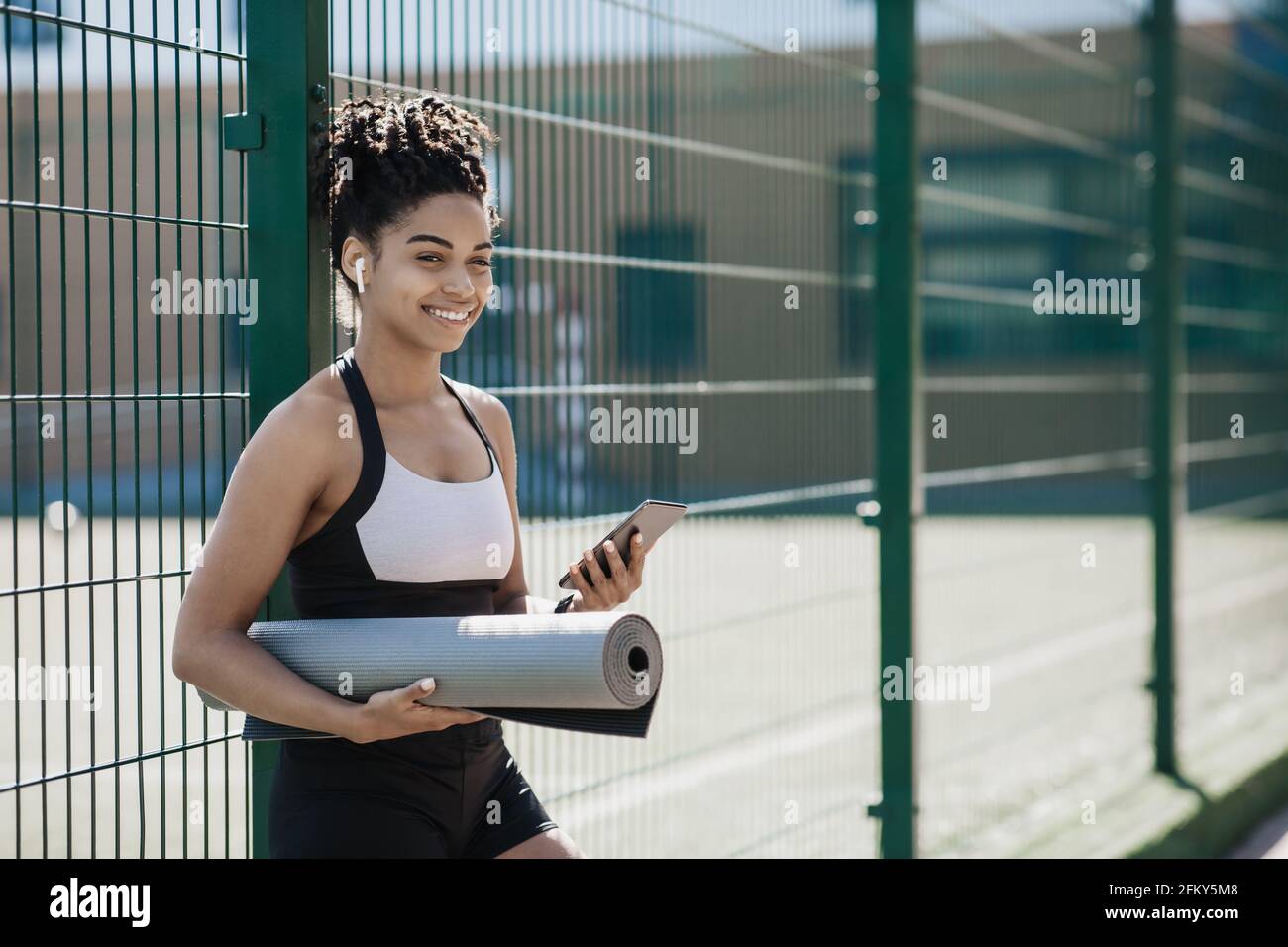 Gesunder, aktiver Lebensstil und Workout im Freien im Stadion Stockfoto