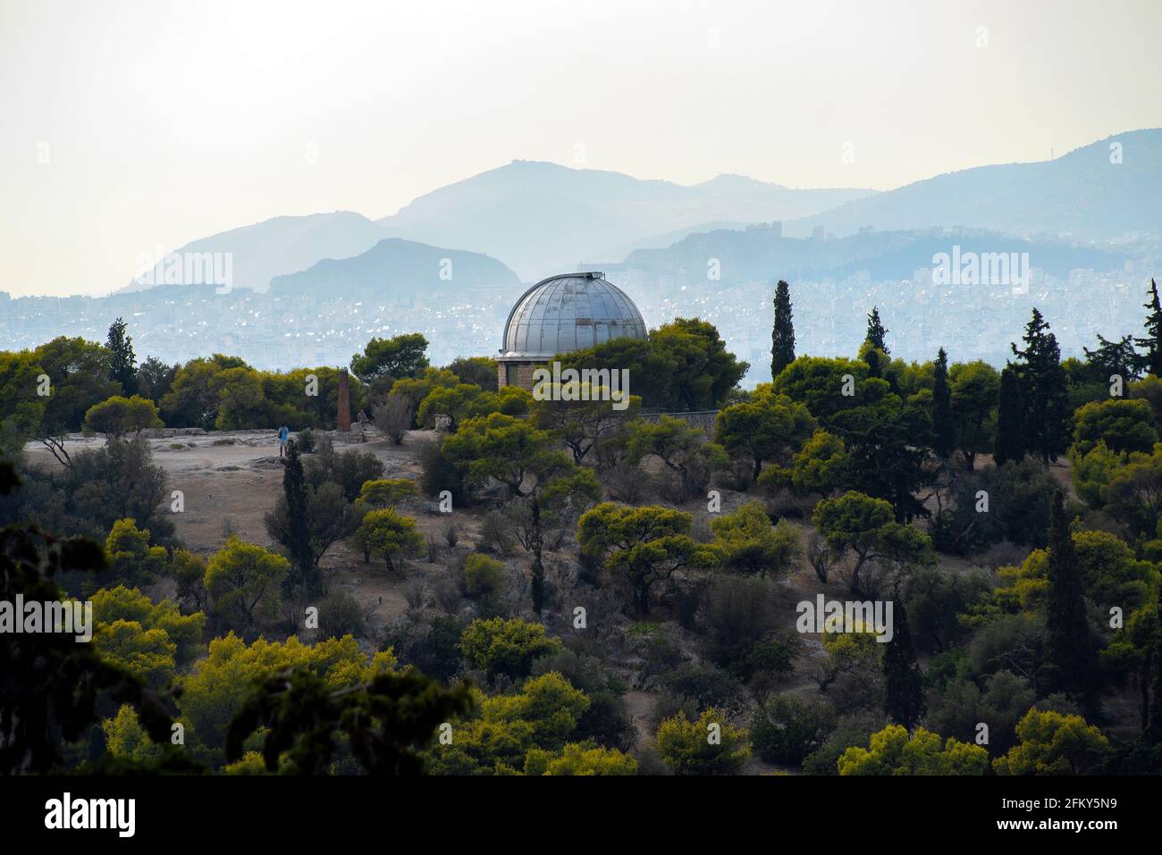 Athen, Griechenland. Das alte Teleskop des Nationalen Observatoriums von Athen im Pnyx-Gebiet auf dem Nymphenberg in Thiseio. Blick vom Areopagus Hill Stockfoto