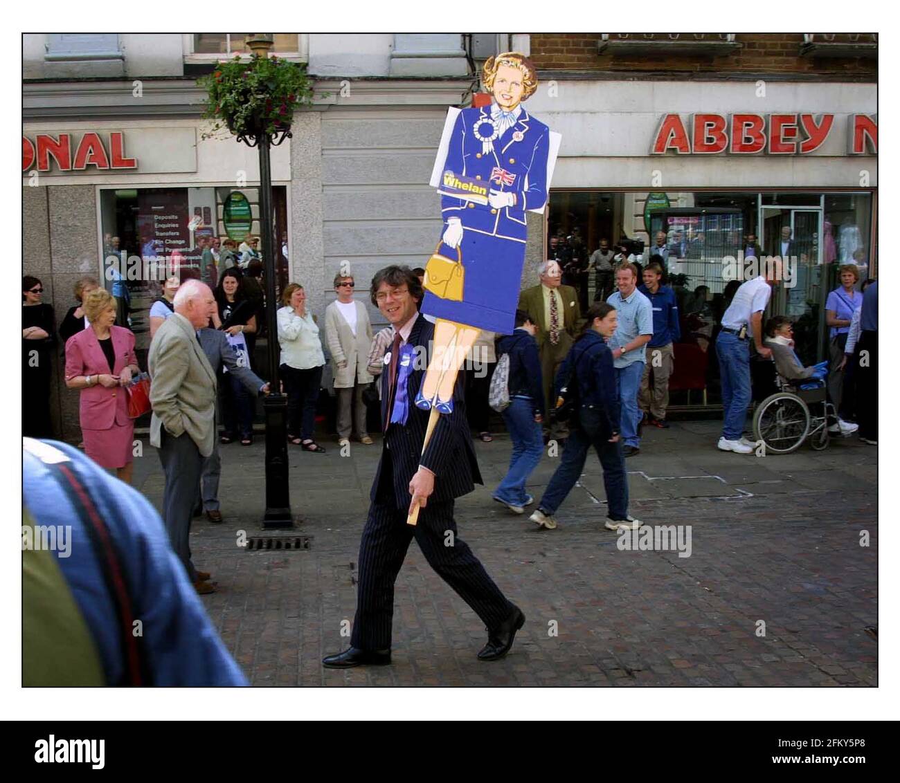 Margret Thatcher erreicht die Leute im Northampton Market Square. Stockfoto