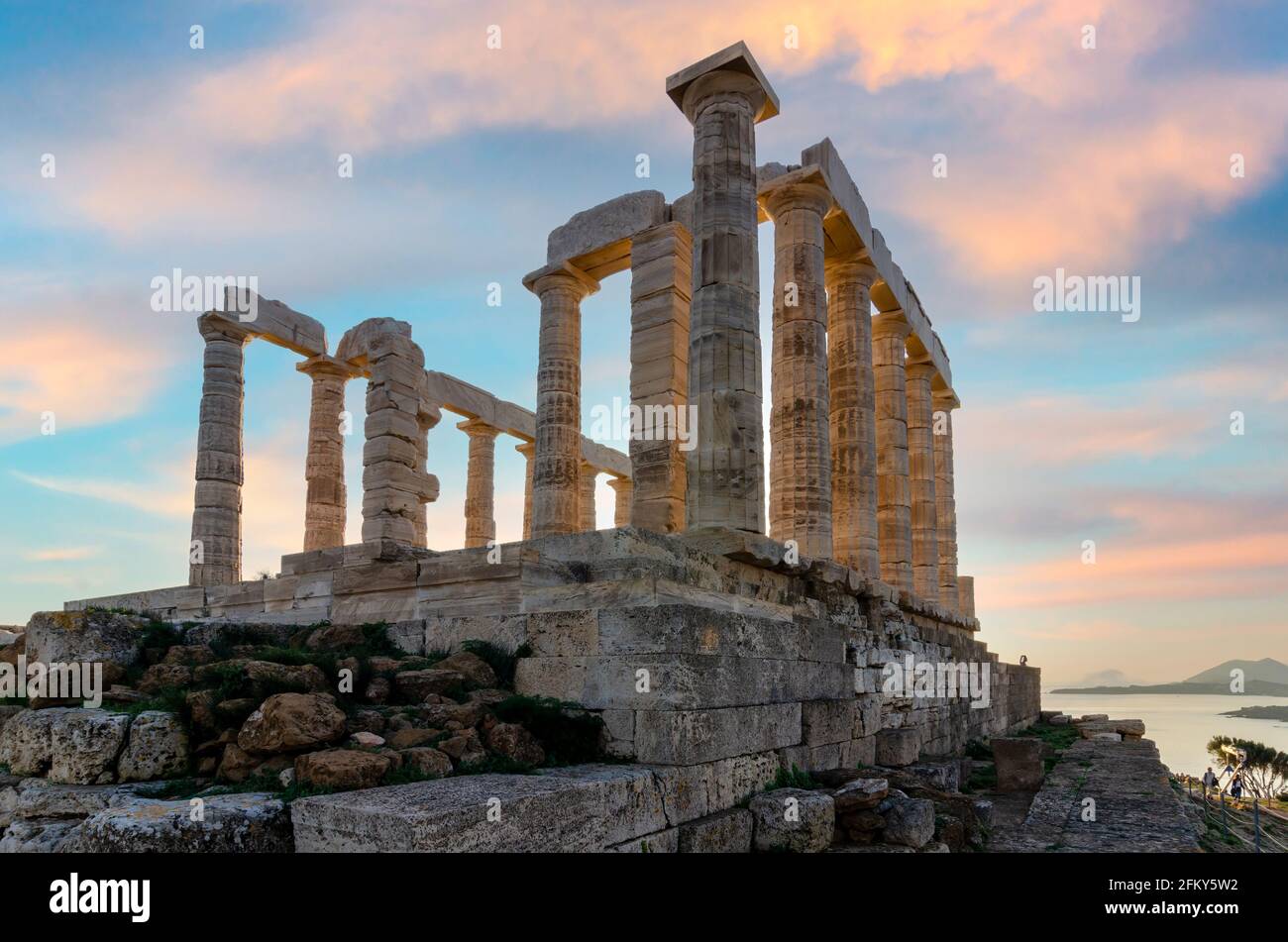 Tempel des Poseidon am Kap Sounion, Attika - Griechenland. Einer der zwölf olympischen Götter in altgriechischer Religion und Mythologie. Er war gott des Meeres, des Sonnenuntergangs Stockfoto