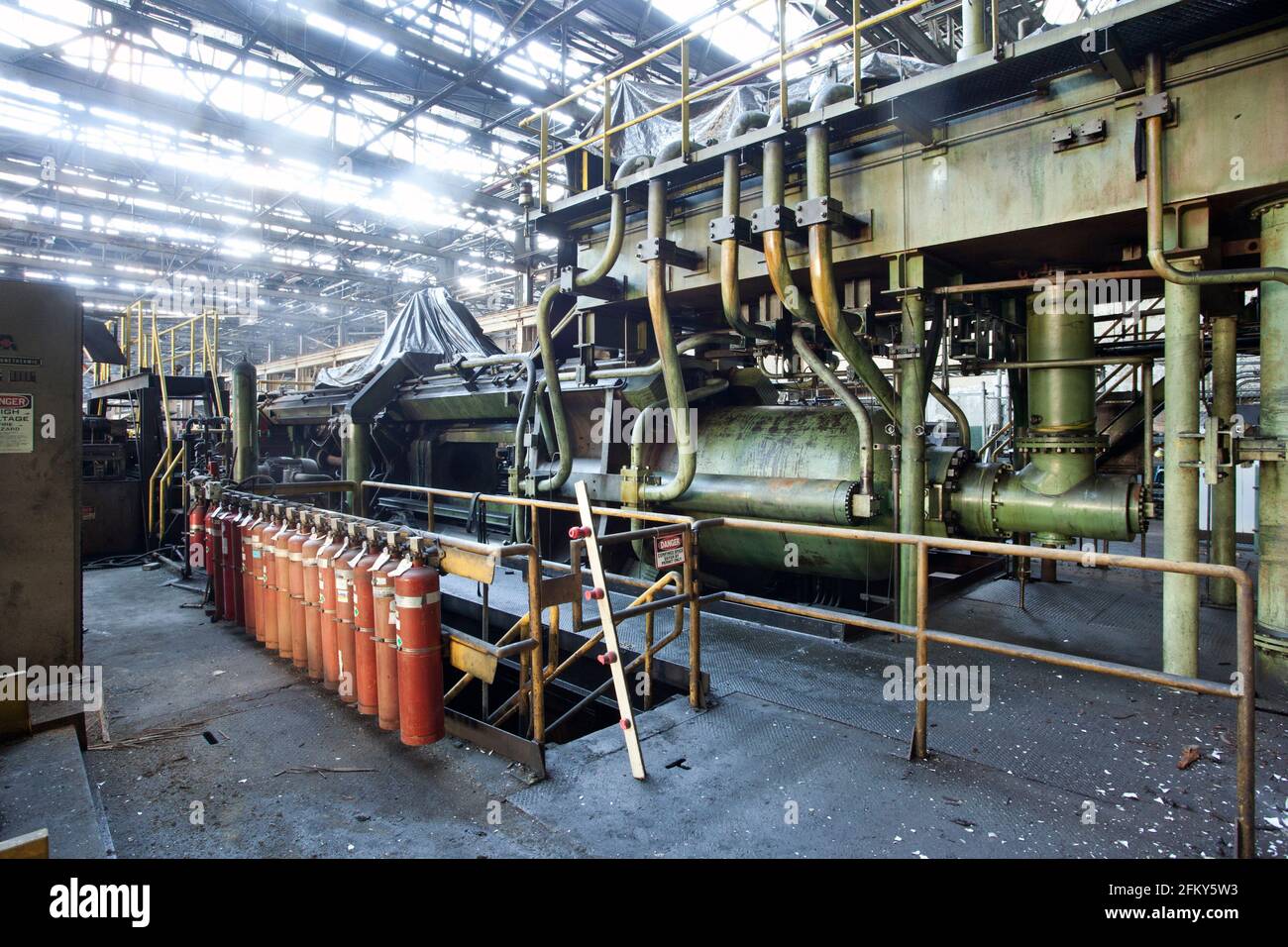 Innenansicht einer verlassenen, verfallenden Industriefabrik Stockfoto