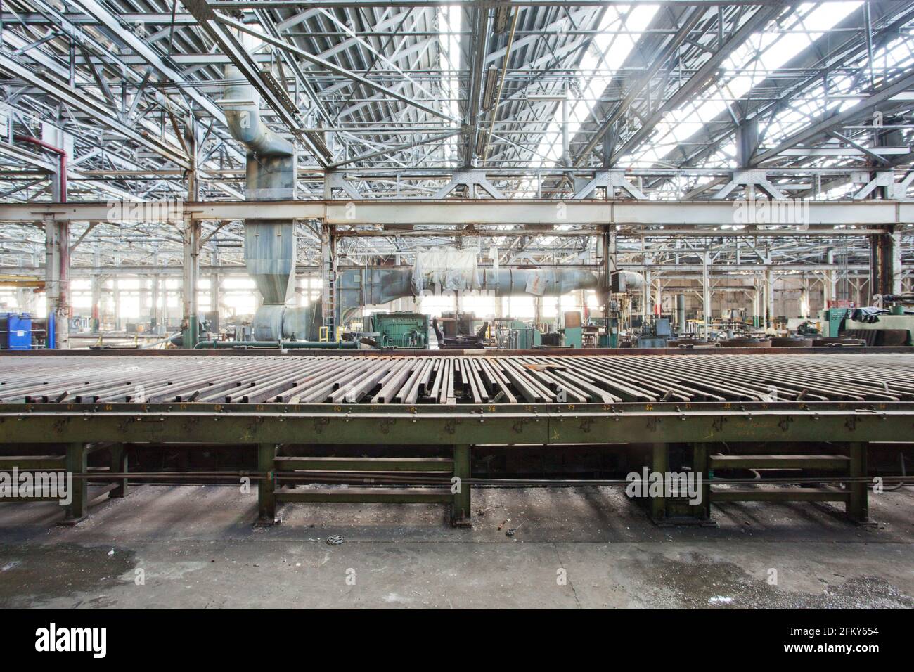Innenansicht einer verlassenen, verfallenden Industriefabrik Stockfoto