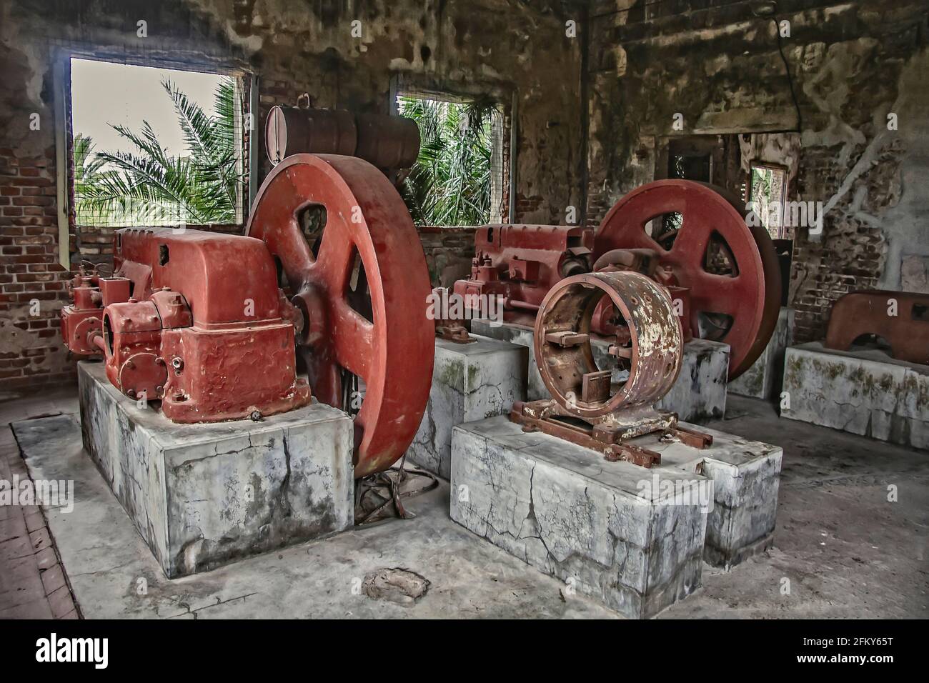 Alte Maschinen in einem verlassenen Gebäude Stockfoto