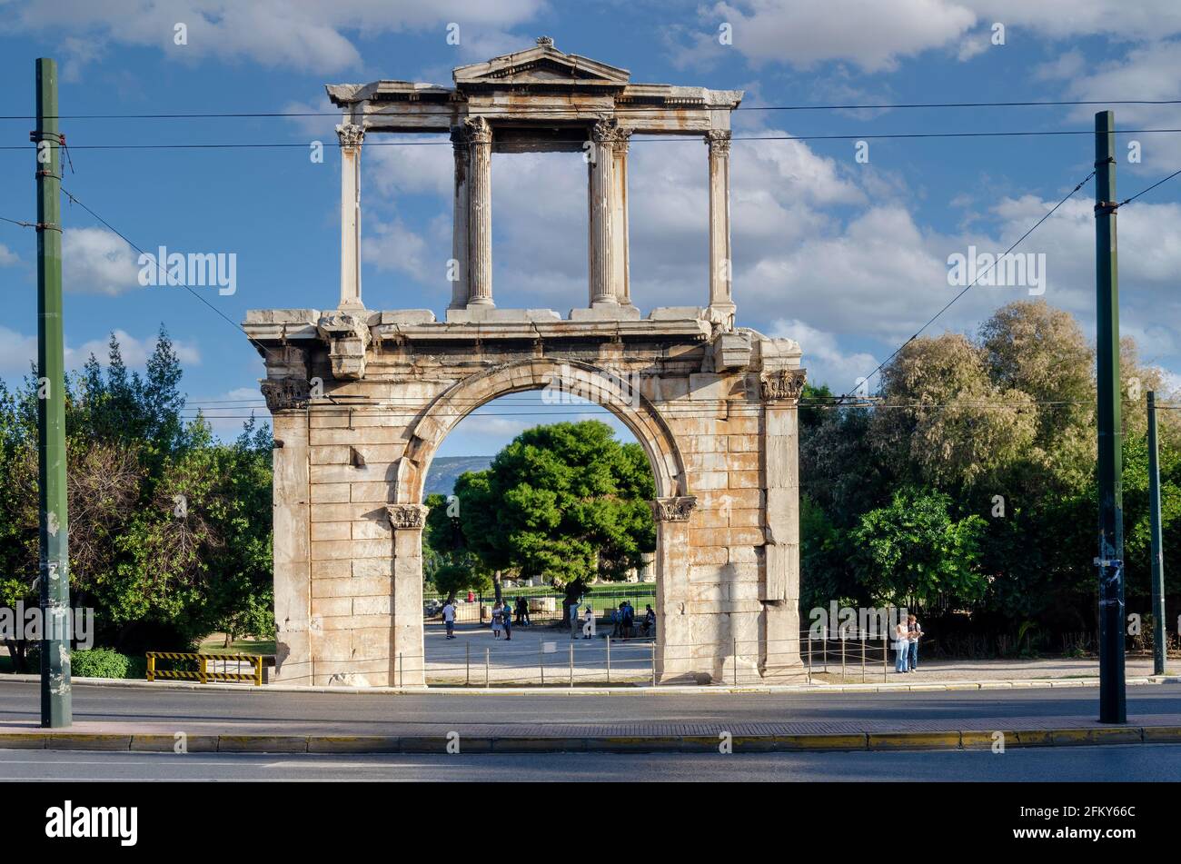 Athen, Attika, Griechenland.der Hadrianbogen, auf Griechisch am häufigsten als Hadrianstor bekannt, ist ein monumentales Tor, das einem römischen Triumphbogen ähnelt Stockfoto