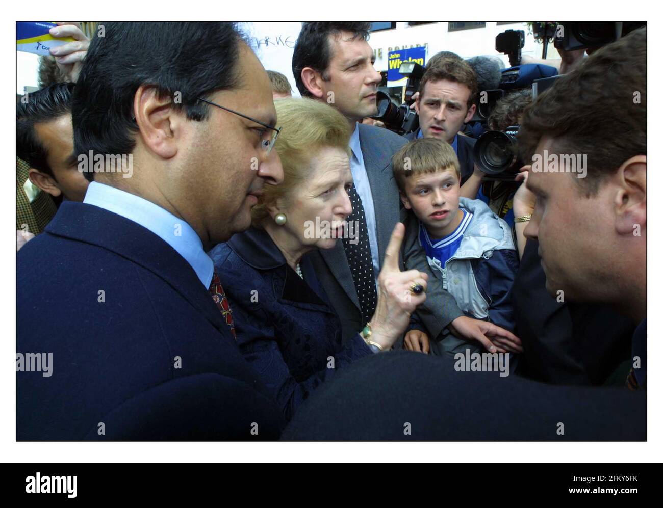 MARGRET THATCHER gibt einem Journalisten ein gutes Gespräch mit in Northampton Market Sq. Heute 29/5/2001pic David Sandison Stockfoto