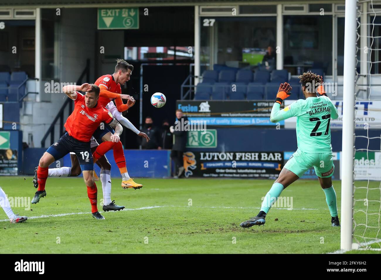 Luton, Großbritannien. Mai 2021. English Football League Championship Football, Luton Town gegen Rotherham United; James Collins und Dan Potts von Luton Town kollidieren, um einen Header zu erhalten Credit: Action Plus Sports/Alamy Live News Stockfoto