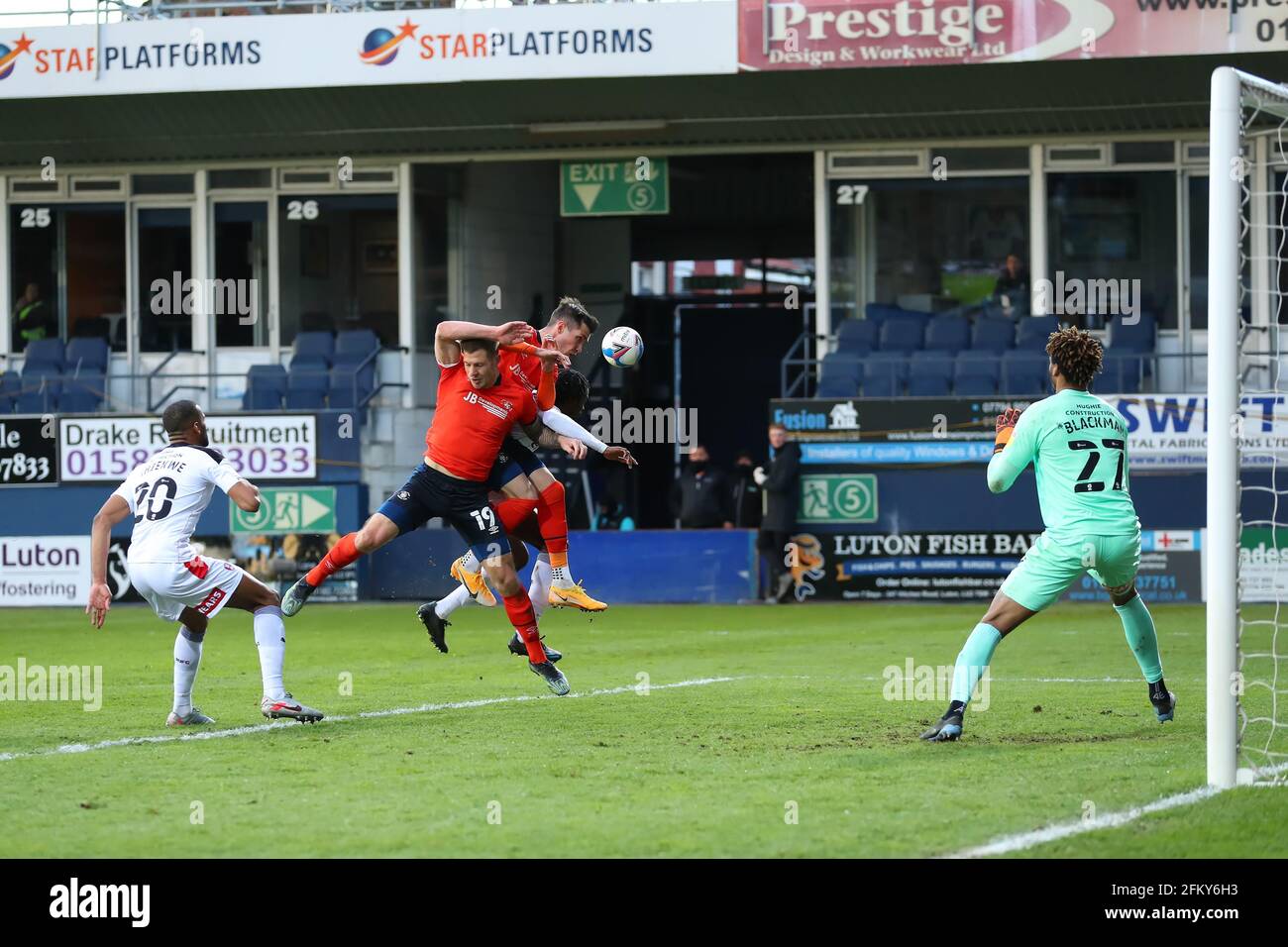 Luton, Großbritannien. Mai 2021. English Football League Championship Football, Luton Town gegen Rotherham United; James Collins und Dan Potts von Luton Town kollidieren, um einen Header zu erhalten Credit: Action Plus Sports/Alamy Live News Stockfoto