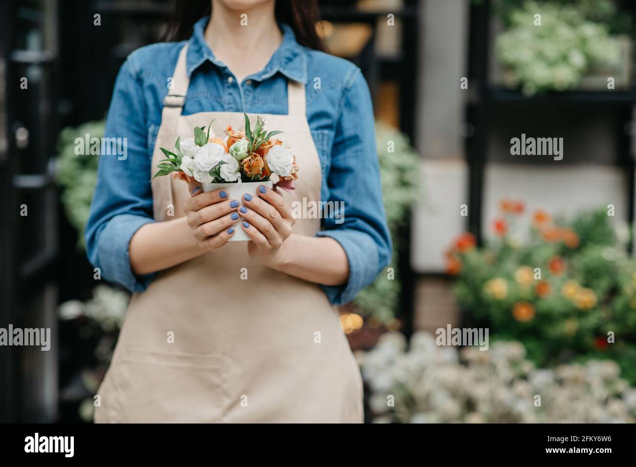 Kreative Arbeit des Blumendesigners, Blumenstrauß für Glückwünsche und Feiertage Stockfoto