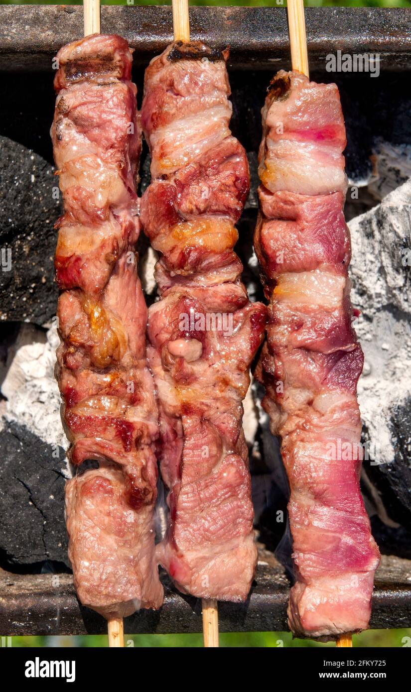 Arrosticini, traditionelle Fleisch Shish Kebab aus den Abruzzen, Italien Stockfoto