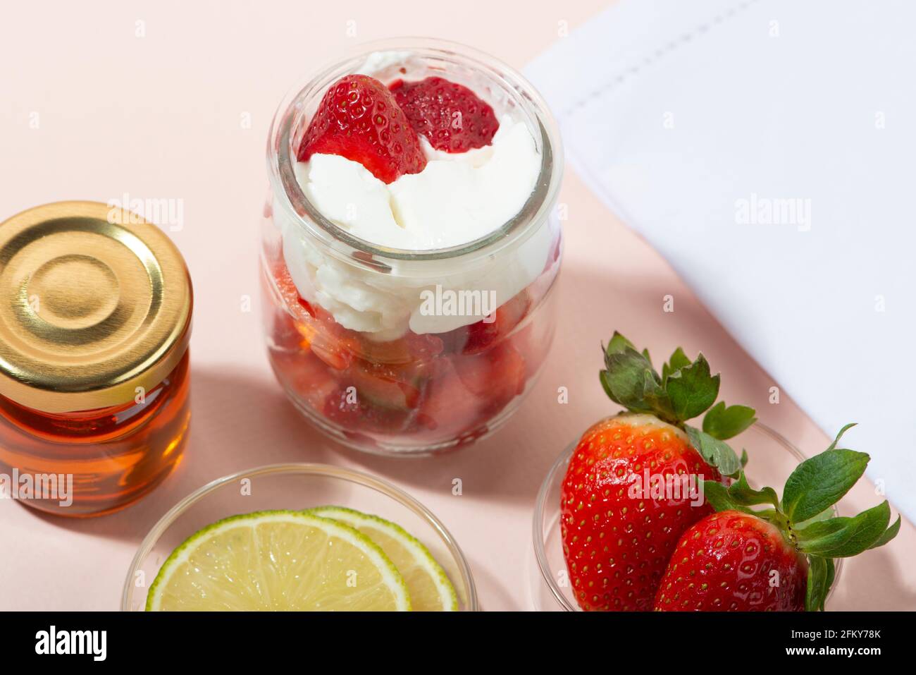 Hausgemachte Erdbeer Gesichtsmaske Zutaten: Erdbeere, Joghurt, Honig,  Zitrone. DIY hausgemachte natürliche Hautpflegeprodukte Stockfotografie -  Alamy