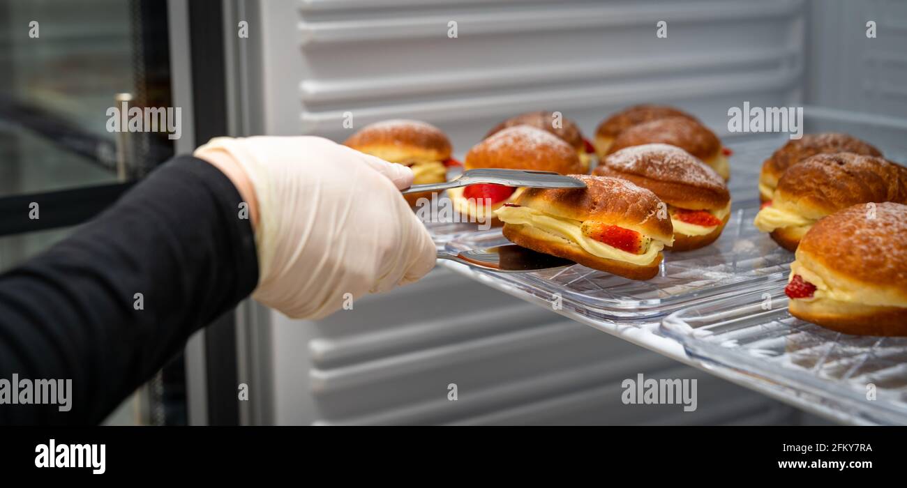 Donut gefüllt mit Creme und Erdbeeren im Kühlschrank Stockfoto