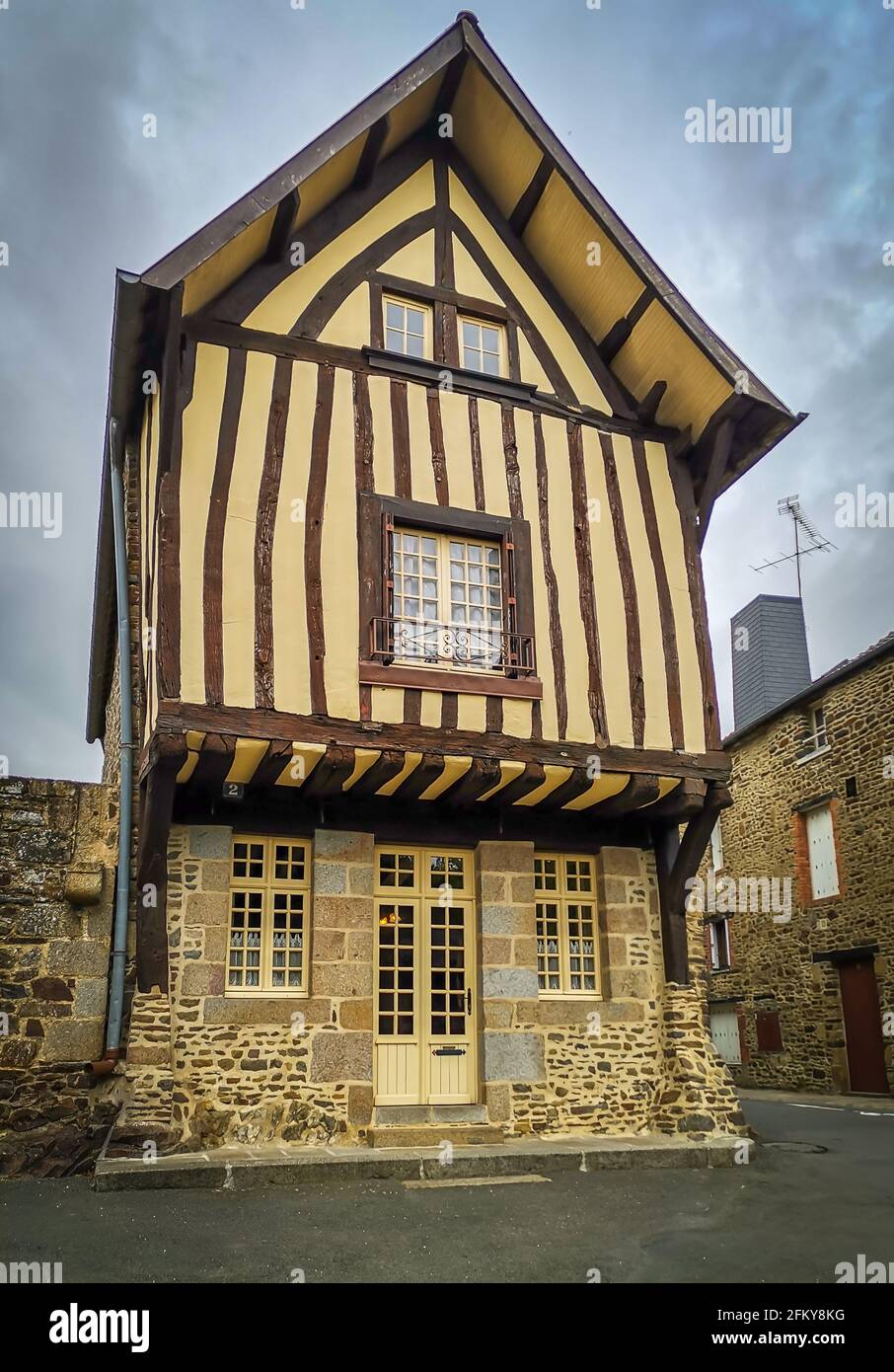 Fougéres, Frankreich, September 2020, Blick auf eine Holzrahmenhaus-Fassade in einer Stadt der Bretagne Stockfoto