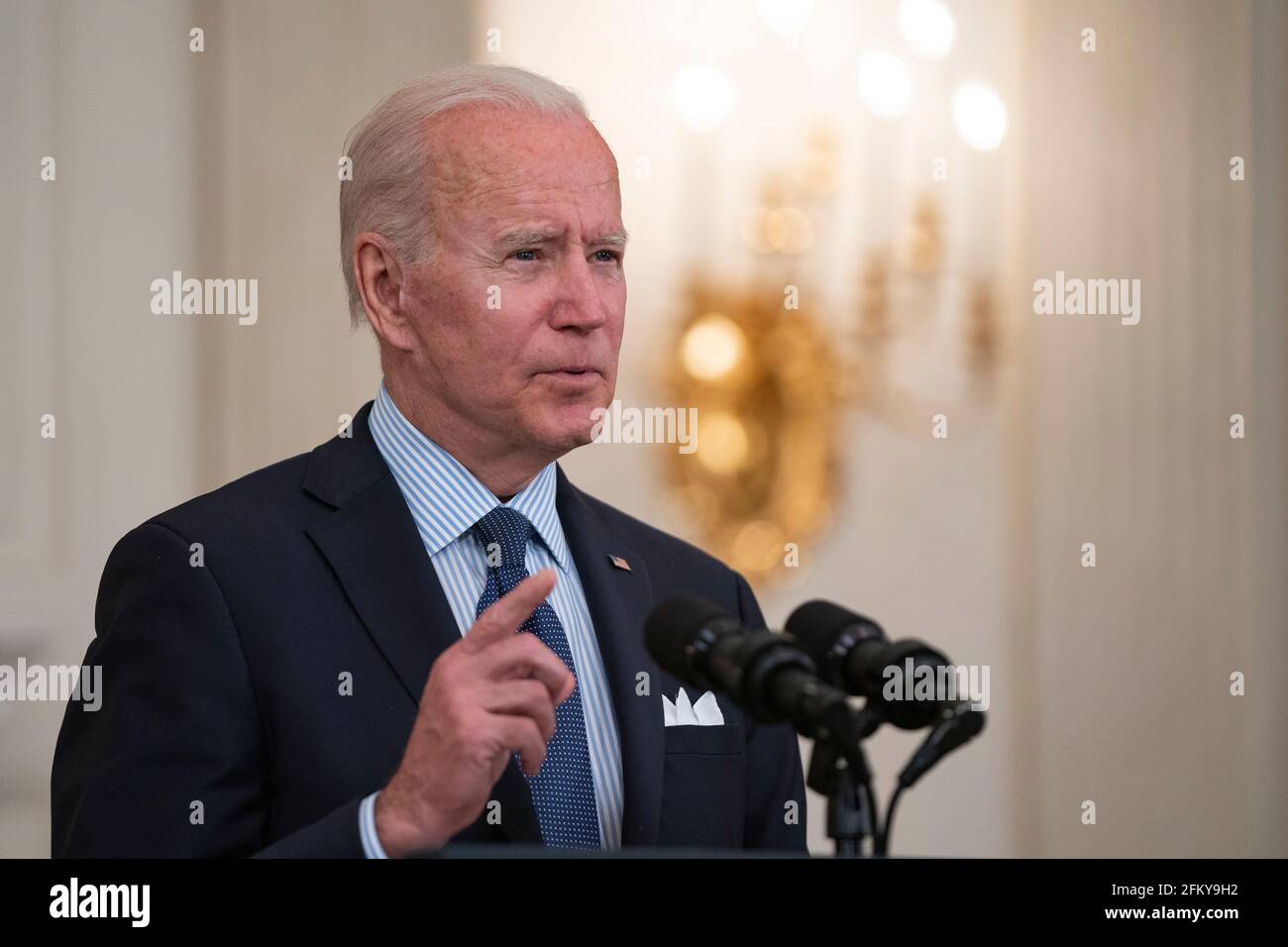 Der Präsident der Vereinigten Staaten, Joe Biden, hält am Dienstag, den 4. Mai 2021, im State Dining Room des Weißen Hauses in Washington, DC, eine Rede zur Reaktion von Covid-19 und zum Impfprogramm. Der Präsident kündigte an, dass er einigen Gouverneuren erlauben wird, Dosen, die sie nicht benötigen oder wollen, zu senken und diese Dosen anderen Staaten zuzuweisen, und er setzte sich außerdem das Ziel, bis zum 4. Juli mindestens eine Dosis des Covid-19-Impfstoffs an 70 Prozent der Erwachsenen zu erhalten.Quelle: Alex Edelman/Pool über CNP /MediaPunch Stockfoto