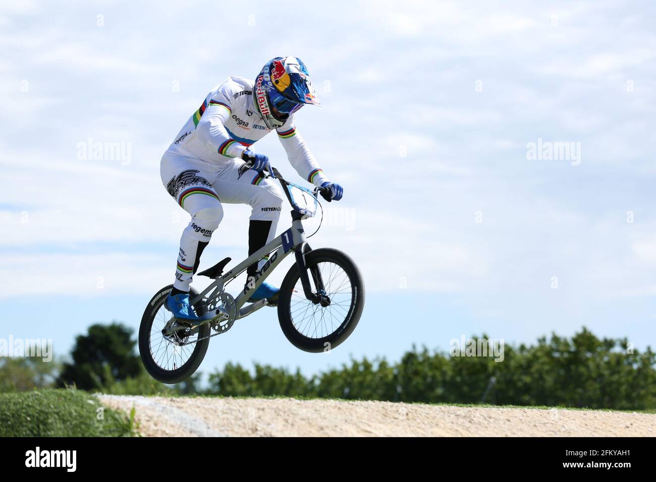 Verona, Italien. Mai 2021. Der amtierende Weltmeister Twan VAN GENDT aus den Niederlanden tritt am 2. Mai 2021 in Verona, Italien, beim BMX Racing Men Elite Round 2 des UEC European Cup in der BMX Olympic Arena an. Quelle: Mickael Chavet/Alamy Live News Stockfoto