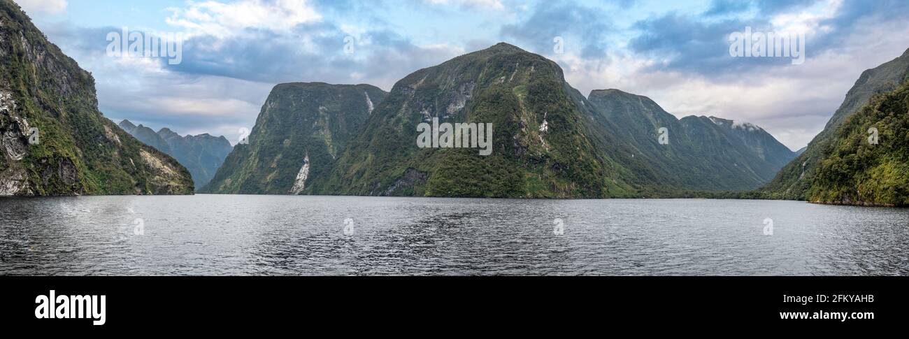 Herrliche Landschaft mit rauem Doubtful Sound, Fiordland National Park, Südinsel von Neuseeland Stockfoto