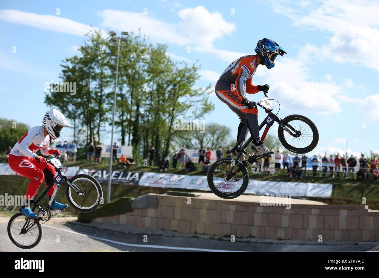 Verona, Italien. Mai 2021. Jay SCHIPPERS aus den Niederlanden (42) vor James PALMER aus Kanada (66) beim BMX Racing Men Elite Round 2 des UEC European Cup in der BMX Olympic Arena am 2. Mai 2021 in Verona, Italien Credit: Mickael Chavet/Alamy Live News Stockfoto