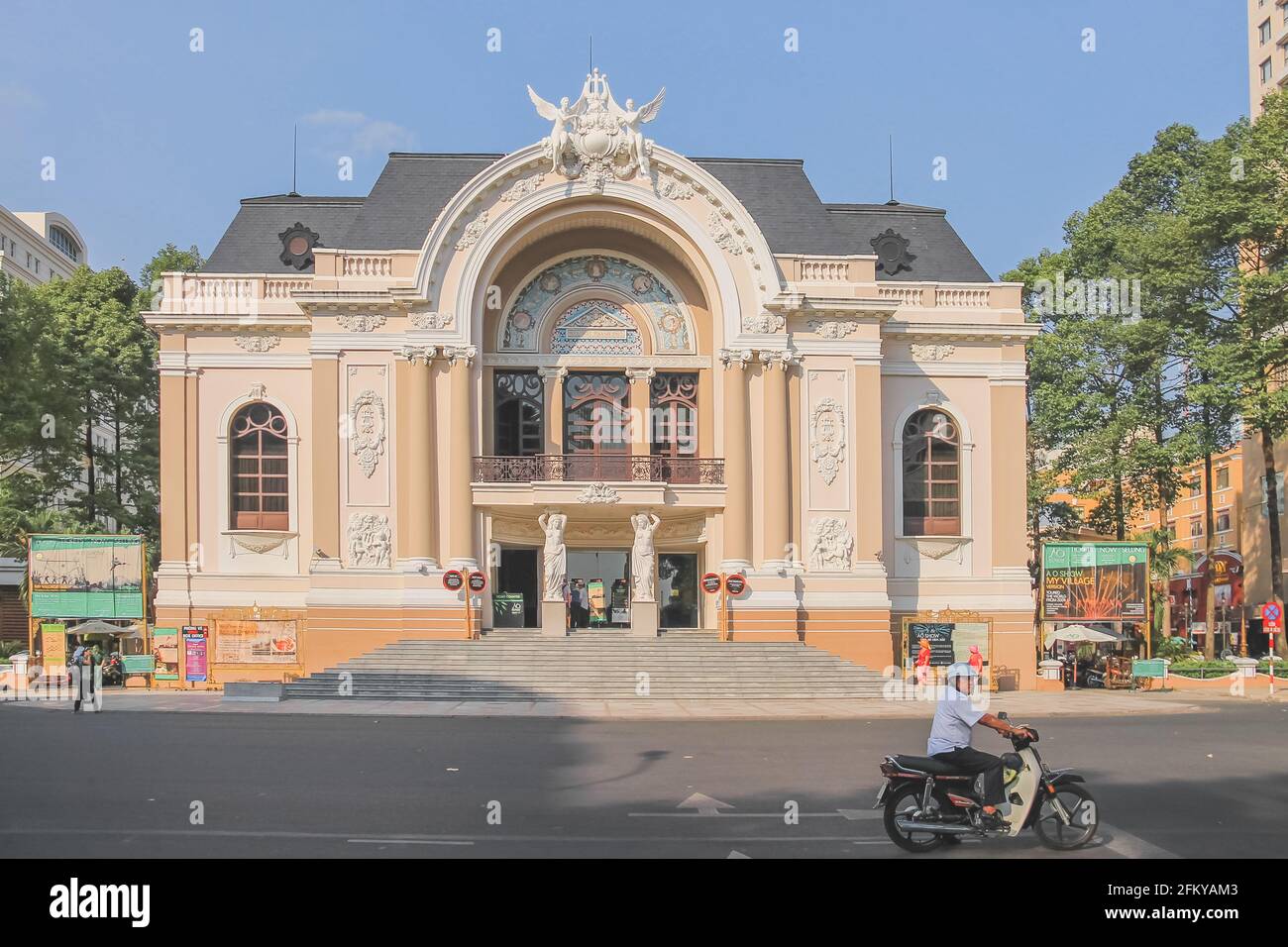 Ho-Chi-Minh-Stadt, Vietnam - 10 2014. März: Französische Kolonialarchitektur des Stadttheaters von Ho-Chi-Minh-Stadt (Saigon-Opernhaus). Stockfoto
