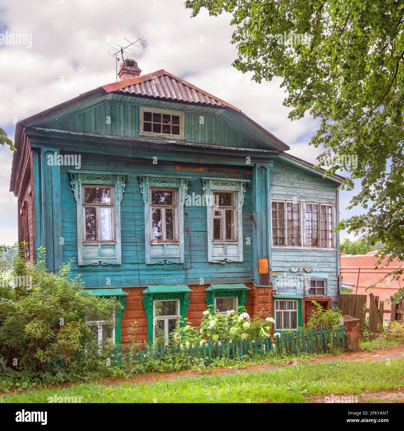 Typisches altes rustikales Holzhaus. Wladimir, Russland. Stockfoto