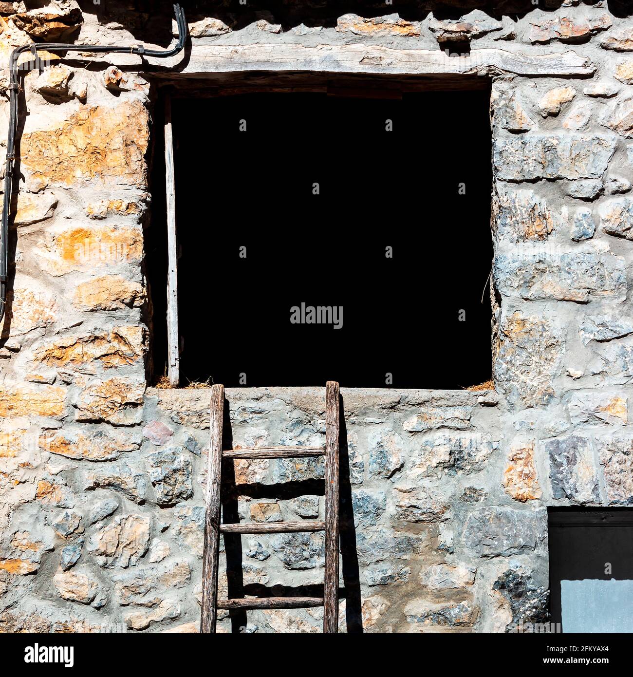 Antike Holztreppe, die zu einem dunklen Bereich eines alten Ortes führt.Foto im quadratischen Format aufgenommen. Stockfoto