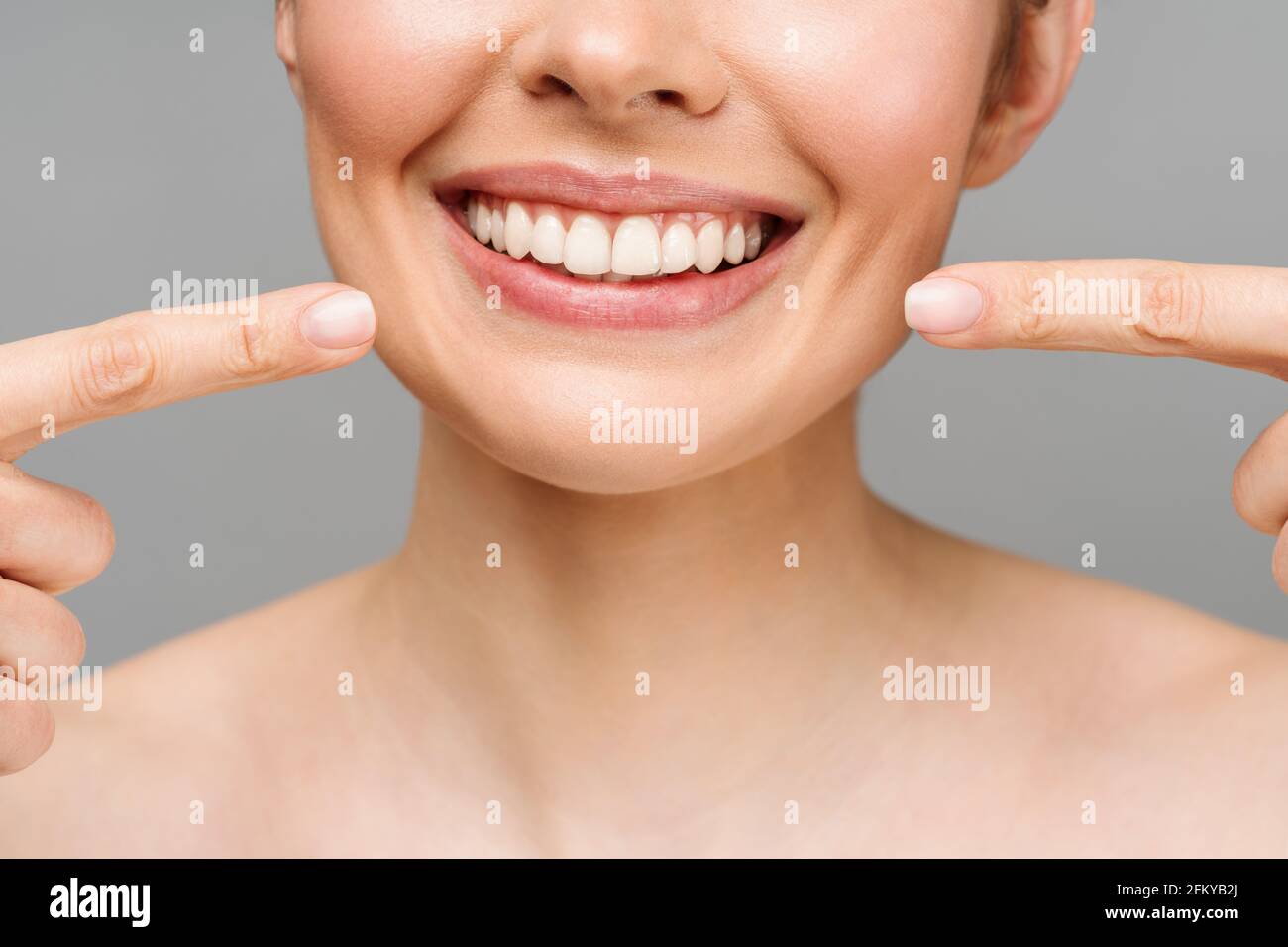 Perfekt gesunde Zähne Lächeln einer jungen Frau. Zähne, die. Zahnmedizinische Klinik Patienten. Bild symbolisiert Oral Care Zahnheilkunde, Zahnmedizin Stockfoto
