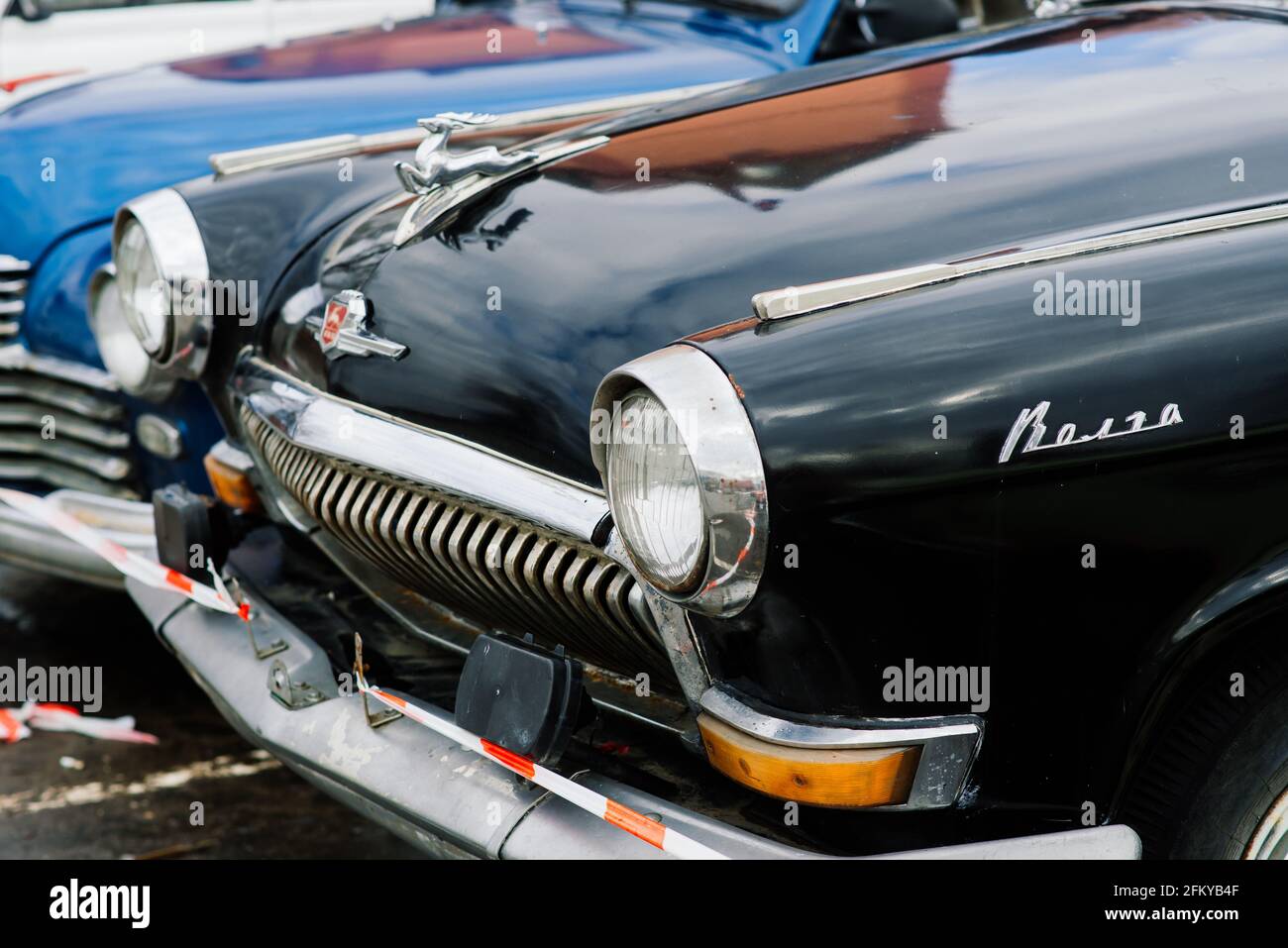 Alte sowjetische Retro-Oldtimer im Freien. Auto-Reihe der Sowjetzeit. Stockfoto