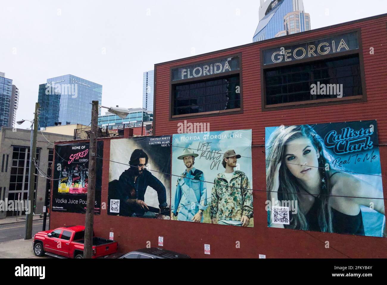 Nashville, Usa. Mai 2021. Der Lower Broadway Bereich in der Innenstadt von Nashville wird am 2. Mai 2021 gesehen. Broadway, in der Nähe des berühmten Ryman Auditorium, ist ein wichtiges Touristengebiet, das für viele Bars und Live-Musik bekannt ist. (Foto von Samuel Rigelhaupt/Sipa USA) Quelle: SIPA USA/Alamy Live News Stockfoto