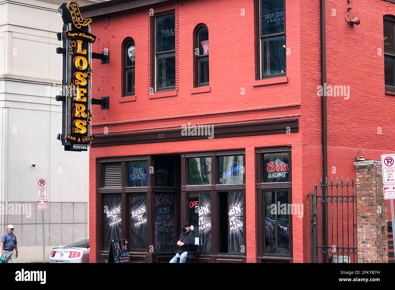 Nashville, Usa. Mai 2021. Der Lower Broadway Bereich in der Innenstadt von Nashville wird am 2. Mai 2021 gesehen. Broadway, in der Nähe des berühmten Ryman Auditorium, ist ein wichtiges Touristengebiet, das für viele Bars und Live-Musik bekannt ist. (Foto von Samuel Rigelhaupt/Sipa USA) Quelle: SIPA USA/Alamy Live News Stockfoto