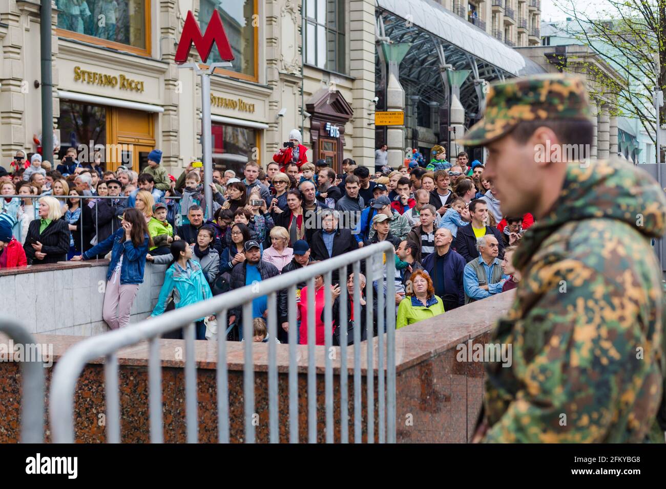 Moskau, Russland. Mai 2018. Die Menschen am Eingang der U-Bahn-Station schauen sich die vorbeifahrenden Fahrzeuge von der Kordon an.Probe der militärischen Ausrüstung vor der Siegesparade 2018 in Moskau. Die Durchfahrt der Ausrüstung der Ministerien der Russischen Föderation durch die Tverskaya Straße im Zentrum der Stadt. Quelle: Mihail Siergiejevicz/SOPA Images/ZUMA Wire/Alamy Live News Stockfoto