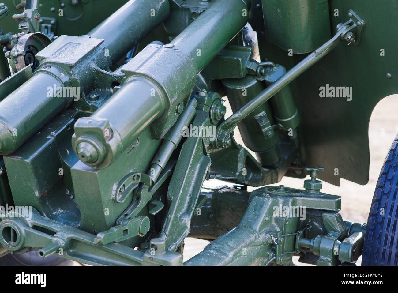 Blick auf die russischen Kanonen und Haubitzen im Park. Militärmuseum im Freien Stockfoto