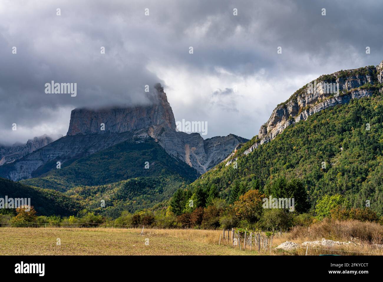 Mont Aiguille bei Clelles in den französischen Vercors-Bergen in Frankreich, Europa Stockfoto